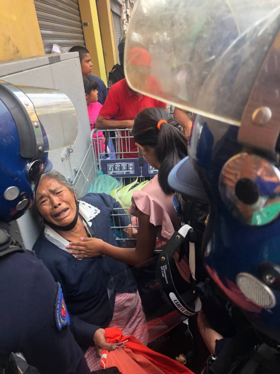 Mientras llora, policías someten a abuelita; le quitaron su mercancía en el Centro Histórico