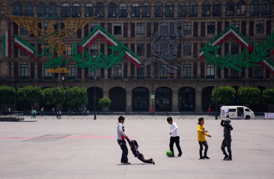 Alistan adornos y alumbrado en el Zócalo por fiestas patrias