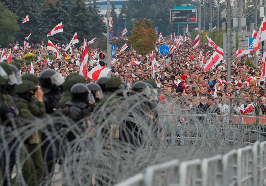 Al menos 200 mil bielorrusos  desafían militarización de Lukashenko