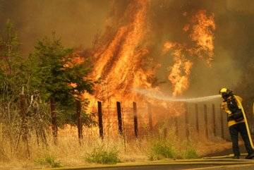 Bomberos de California en alerta debido a condiciones climáticas, prevén nuevos incendios