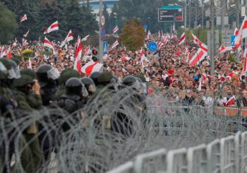 Al menos 200 mil bielorrusos  desaf&iacute;an militarizaci&oacute;n de Lukashenko