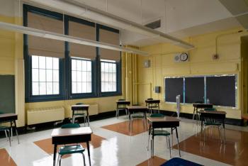 Nueva York planea reanudar clases presenciales al aire libre