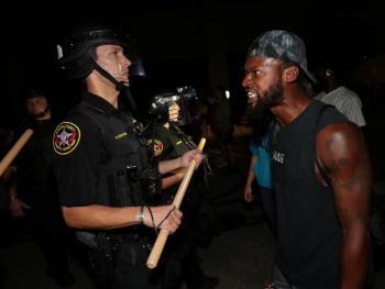 Nueva pol&eacute;mica en Wisconsin despu&eacute;s de que polic&iacute;a le disparara 7 veces a afroamericano