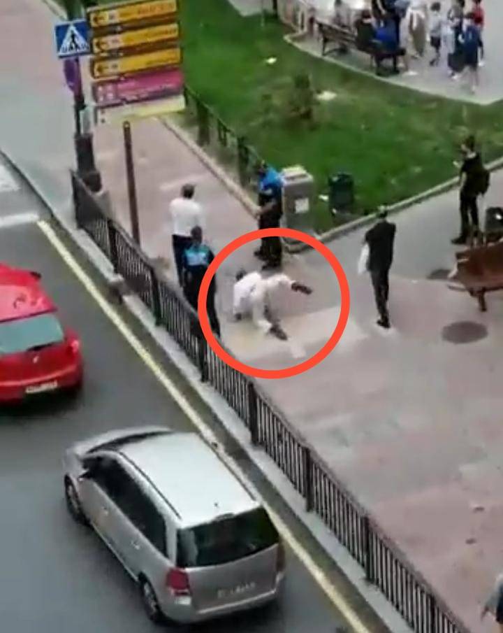 Video: Fingieron ser perros por no llevar cubrebocas; la policía los detuvo