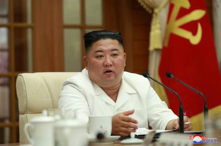 Kim Jong Un pide esfuerzos de prevenci&oacute;n contra el COVID-19 y ante la llegada de un tif&oacute;n: KCNA