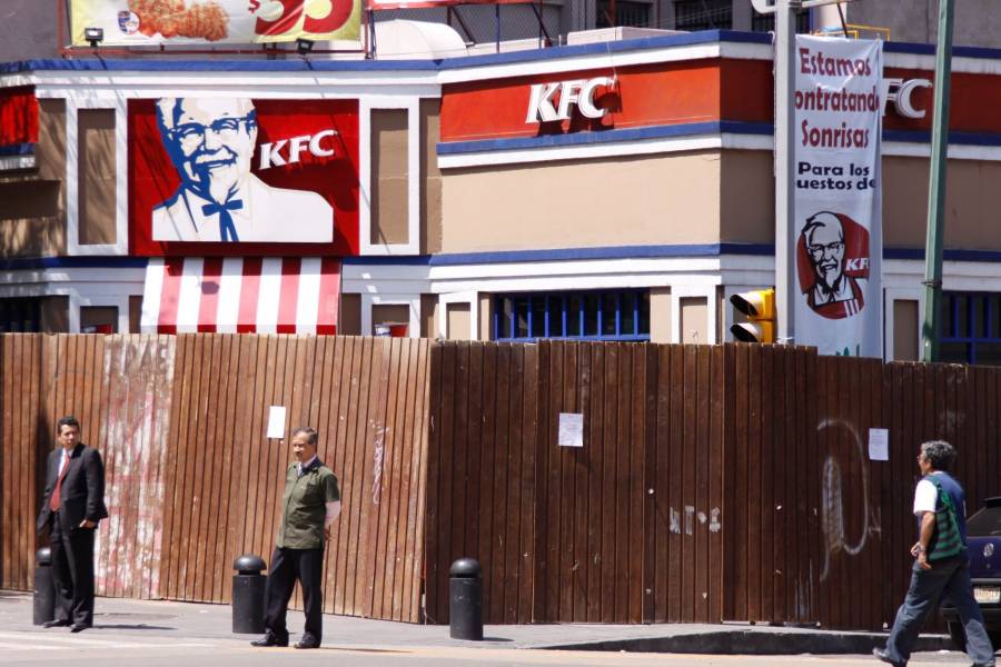 Por Covid-19 suspende KFC eslogan 'para chuparse los dedos'