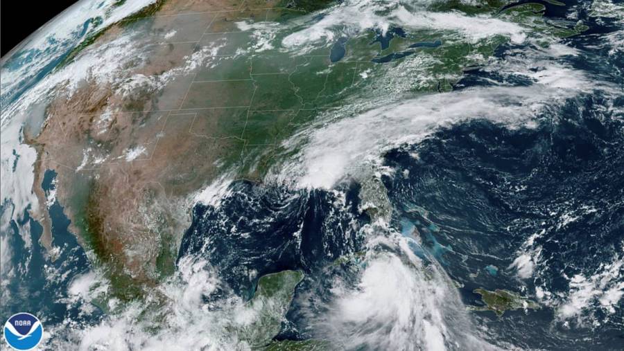 “Laura” ya es hurac&aacute;n y avanza hacia la costa de EEUU
