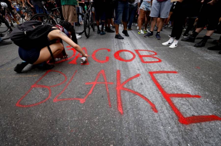 Afroamericano Jacob Blake, parcialmente paralizado tras recibir disparos de policía
