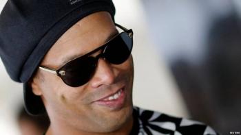 Ronaldinho parte rumbo a Brasil tras liberarse de proceso en Paraguay