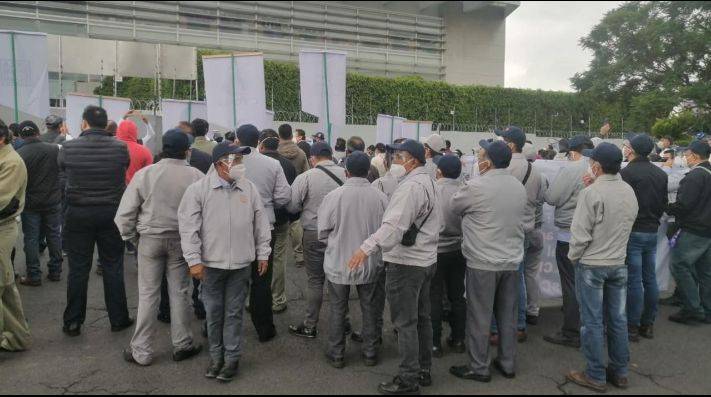 Cooperativistas de Cruz Azul bloquean la avenida Gran Sur