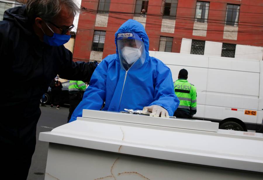 Personal sanitario protesta por recursos para enfrentar Covid-19 en Perú