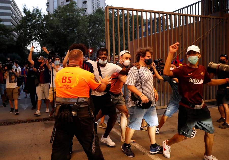 VIDEO: Aficionados del Barcelona invaden el Camp Nou y piden la dimisión de Bartomeu