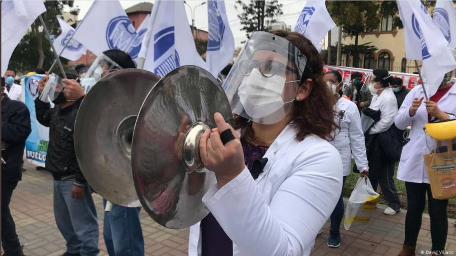 Protestan miles de médicos en Perú  por falta de recursos contra Covid