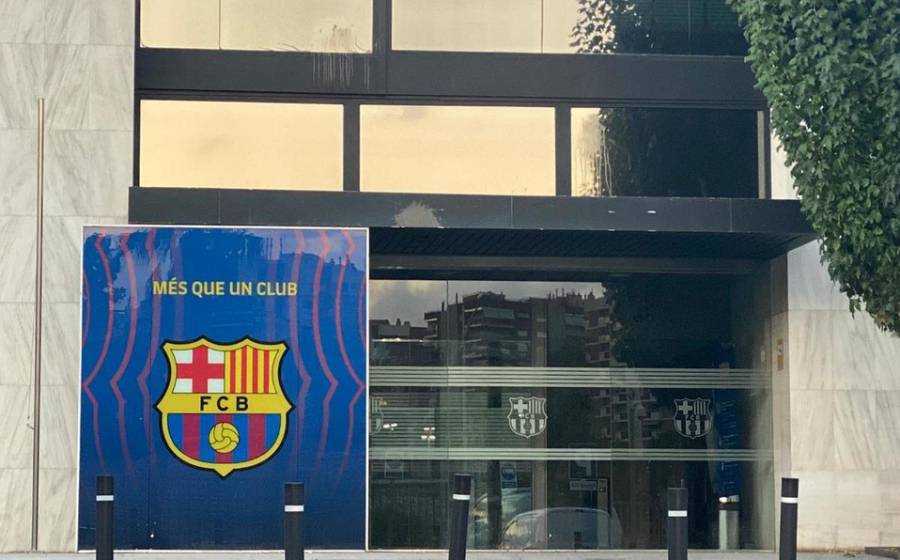 Aficionados atacan con huevos oficinas del Barcelona en el Camp Nou