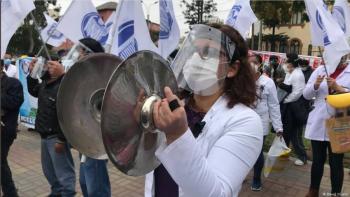 Protestan miles de m&eacute;dicos en Per&uacute;  por falta de recursos contra Covid