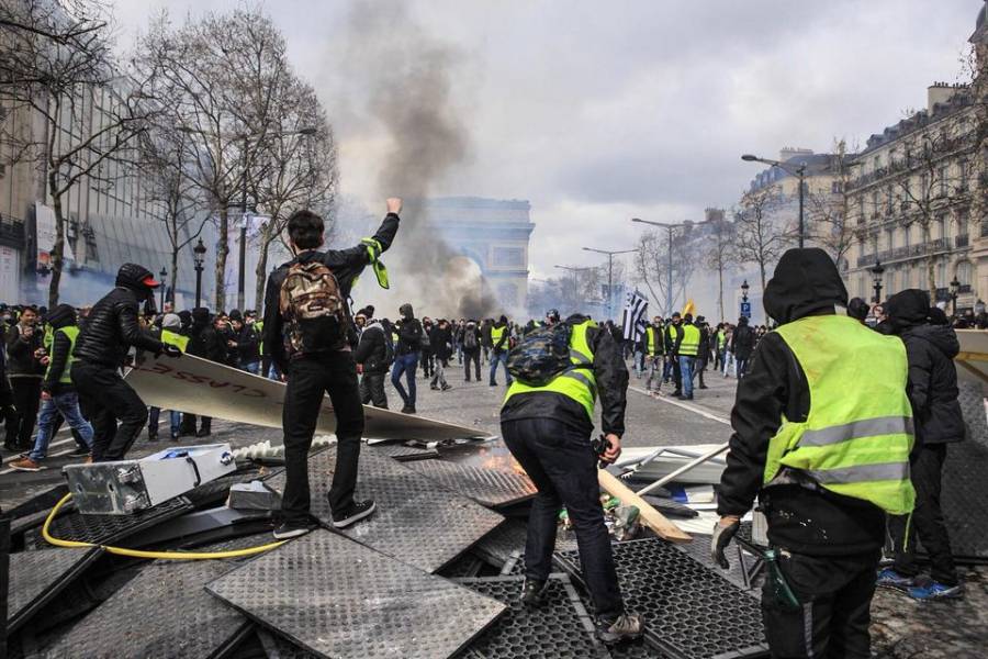 Protestas en Paris contra el uso del Cubrebocas