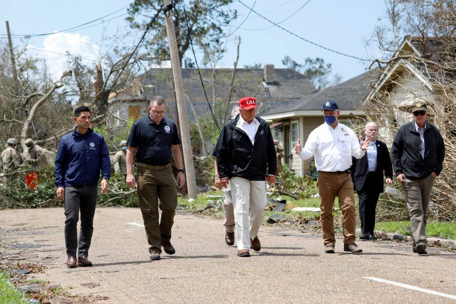 Trump da autografos durante su visita a Luisiana