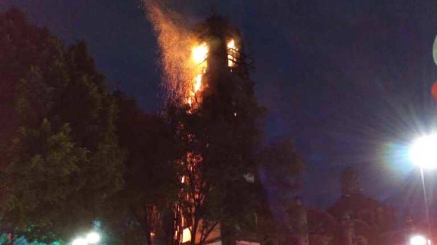 Se registra incendio en Iglesia Santa Veracruz; hay al menos un lesionado