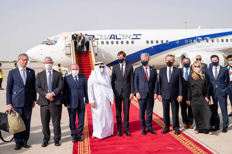 Primer vuelo comercial entre Israel y Emiratos Árabes aterriza en Abu Dabi