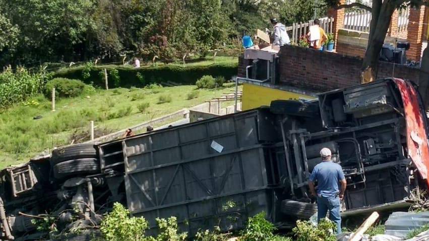 Al menos dos muertos y 28 heridos tras volcadura de camión en Edomex