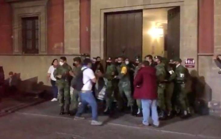 Maestros bloquean acceso de Palacio Nacional; retrasan reuni&oacute;n de Gabinete