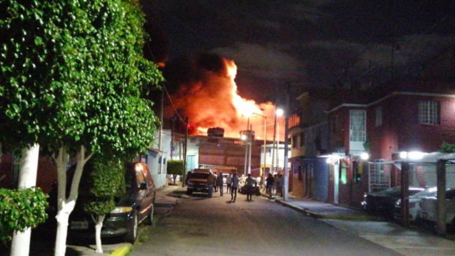 Planta recicladora se incendia en Iztapalapa; evacuan a vecinos