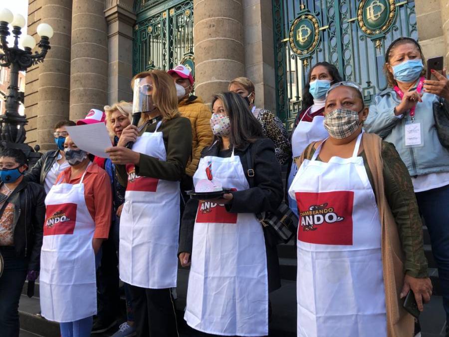 COMERCIANTES PARTEN PASTEL Y CANTAN MAÑANITAS POR PRIMER ANIVERSARIO DE LA LEY CHAMBEANDO ANDO QUE SIGUE EN CONGELADORA