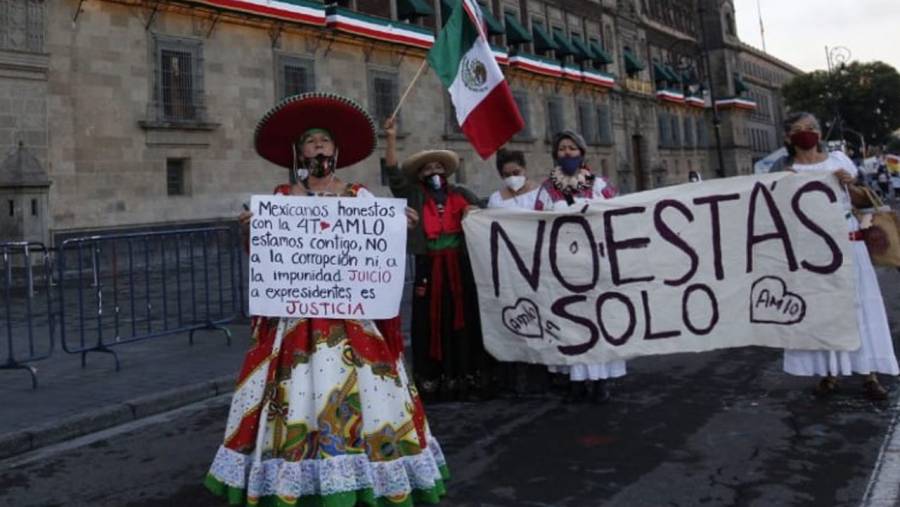 “Adelitas” llegan a Palacio Nacional para apoyar a L&oacute;pez Obrador