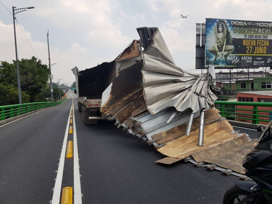 Tráiler choca contra estación sin inaugurar del Metrobús