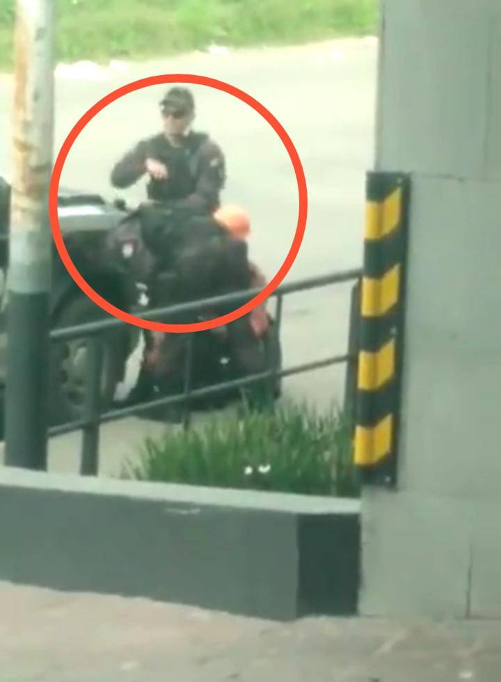 Video: Polic&iacute;as sacan dinero de la cartera de un ciudadano en Jalisco