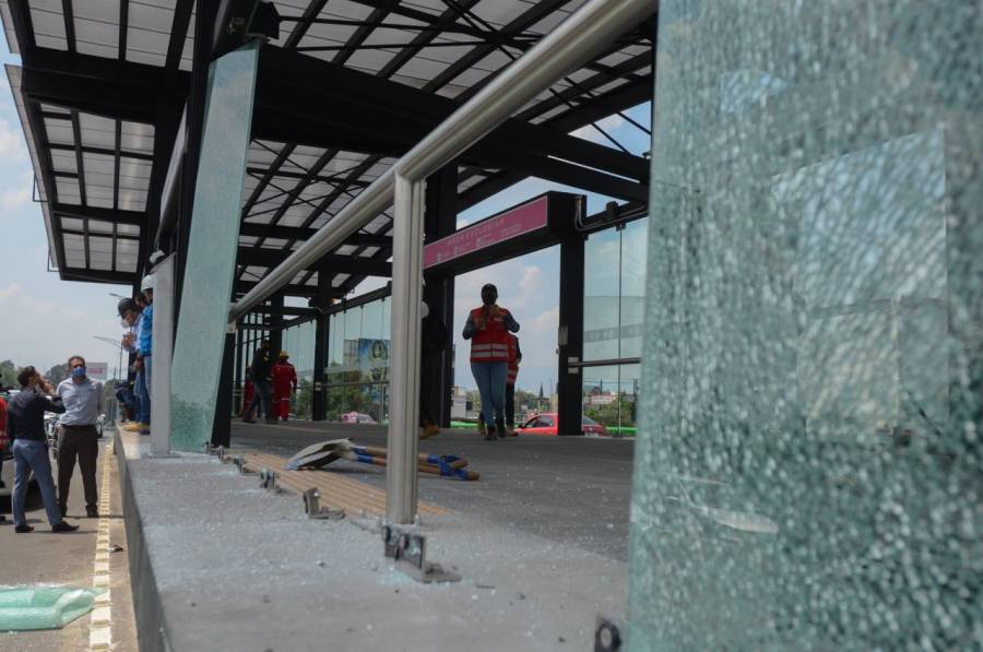 Tráiler se estampa en estación del metrobús aún no inaugurada