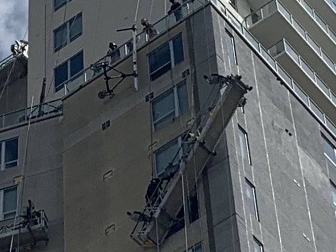 Rescatan a trabajadores atrapados en plataforma colapsada en Houston, Texas