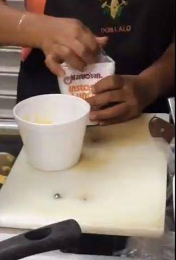 Video: Preparan sopa Maruchan con esquites y se hace viral