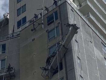 Rescatan a trabajadores atrapados en plataforma colapsada en Houston, Texas