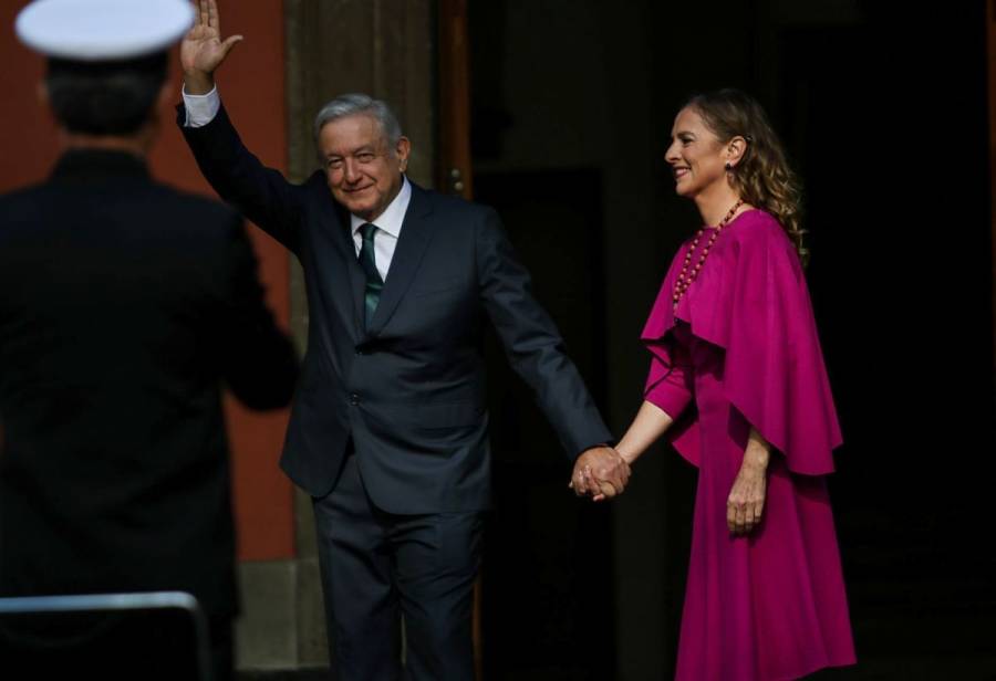 IMPI entrega títulos de marca a AMLO y Beatriz Gutiérrez por 10 años
