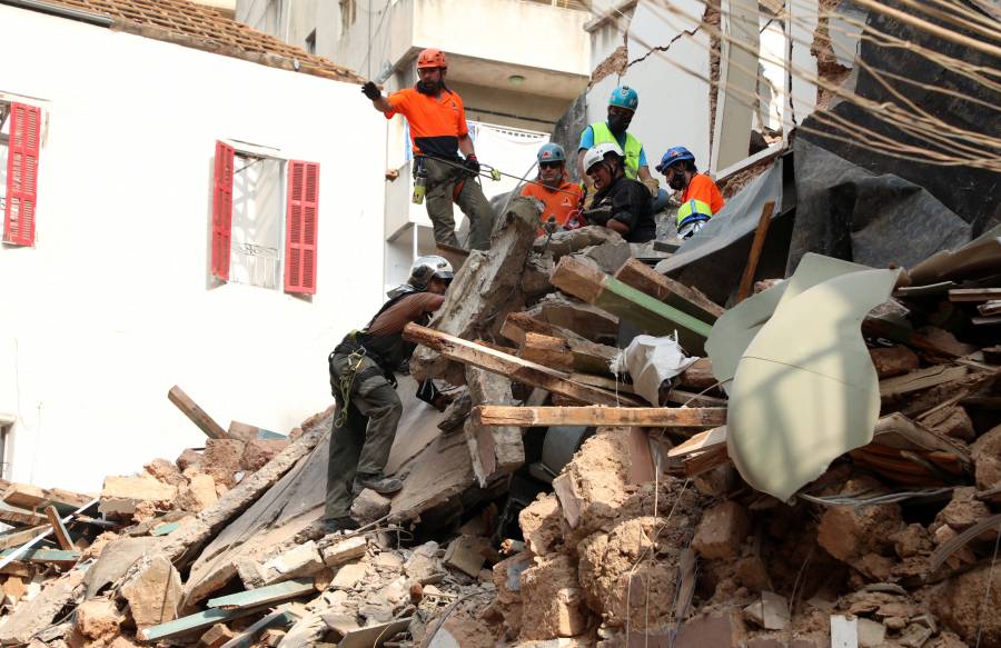 A un mes de explosión en Beirut,  buscan señal de vida bajo escombros