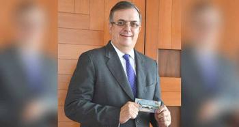 Ebrard compra “cachito” para sorteo de avi&oacute;n presidencial y llama a participar