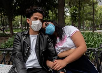 Canadá recomienda usar mascarilla si van a tener relaciones sexuales