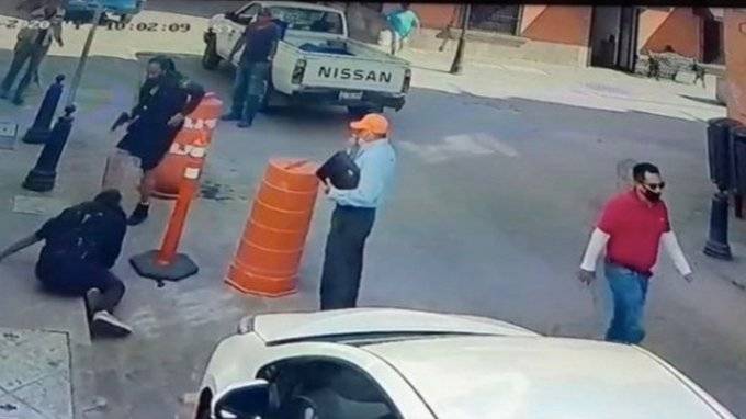 Video: Sujeto amenaza con cuchillo a mujer policía en Querétaro
