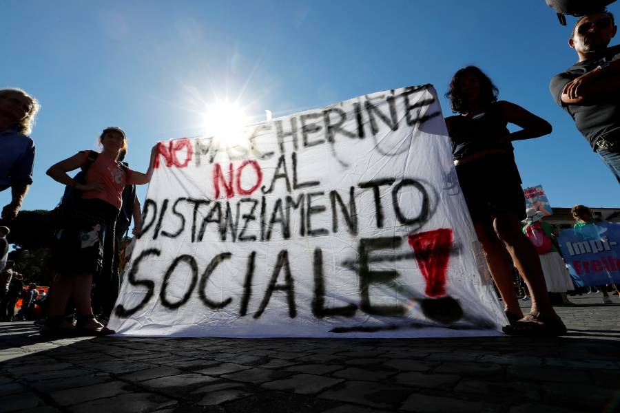 Protestan en Italia contra medidas sanitarias por el COVID-19