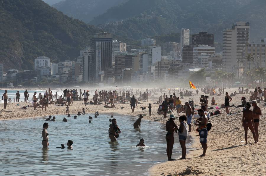 Hasta un cuarto de brasileños podrían no vacunarse contra el COVID-19, asegura periódico