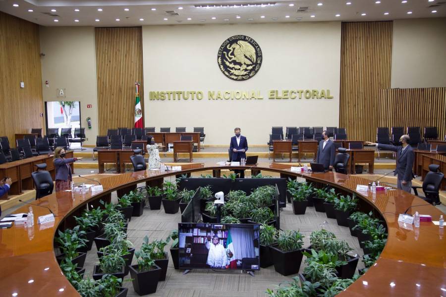 Acusa Calderón al INE de dejarse ‘seducir’ por AMLO