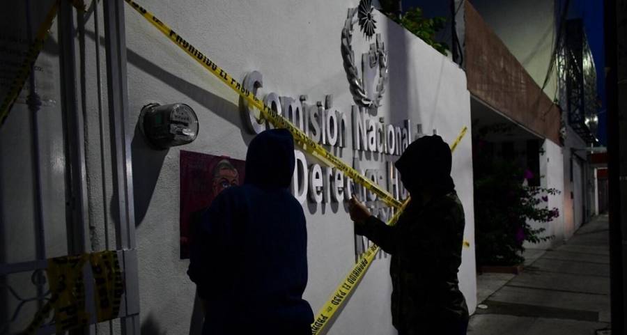 Mujeres toman las instalaciones de CNDH en Ecatepec y Morelia