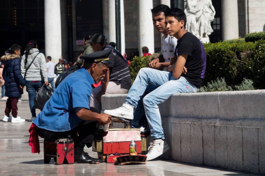 Por amenazas, detienen a boleros en la Alameda Central de la CDMX