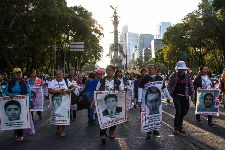 Familiares de normalistas de Ayotzinapa se reúnen con AMLO