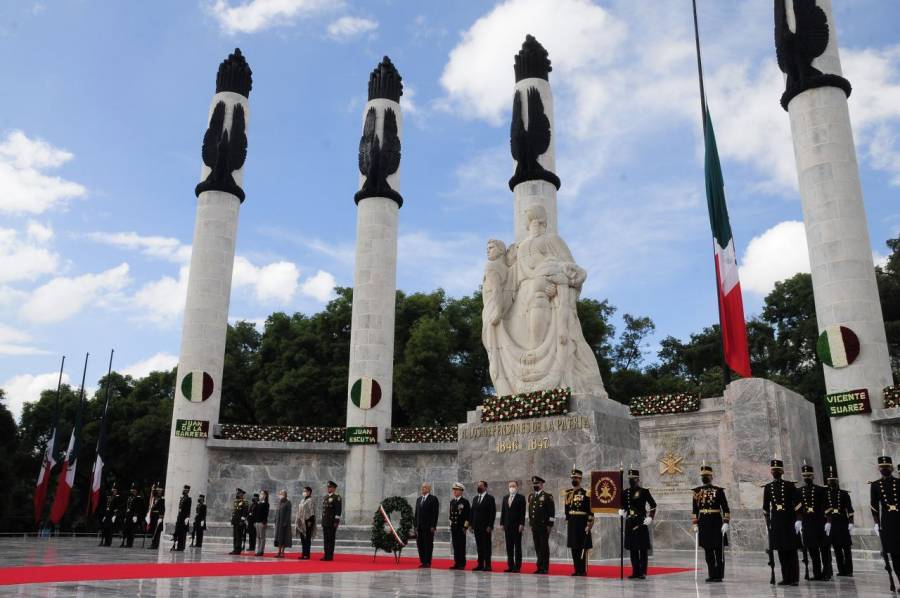 AMLO rinde honores a Niños Héroes en el Altar a la Patria