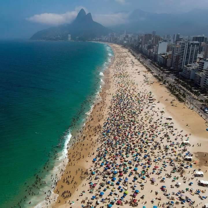Brasile&ntilde;os se abarrotan en playas de Rio de Janeiro