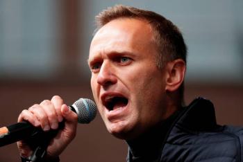 Reportan que Alexei Navalny ya puede levantarse
