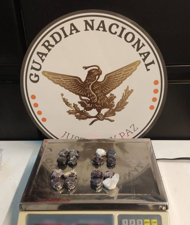 Guardias nacionales localizan dulces típicos rellenos con aparente cocaína