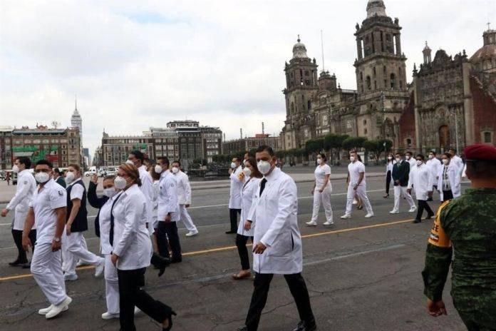 CIEN MIL PESOS Y CONDECORACIÓN ENTREGAN A PERSONAL MÉDICO DESTACADO TRAS DESFILE MILITAR